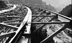 Lueg-Brücke bei Gries am Brenner. Stahlskelett und Pfeiler bilden die Tragstruktur der Fahrbahn