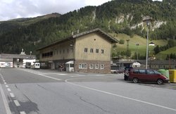 Grenzabfertigung am Brenner, im Vordergund italienisches Zollhaus